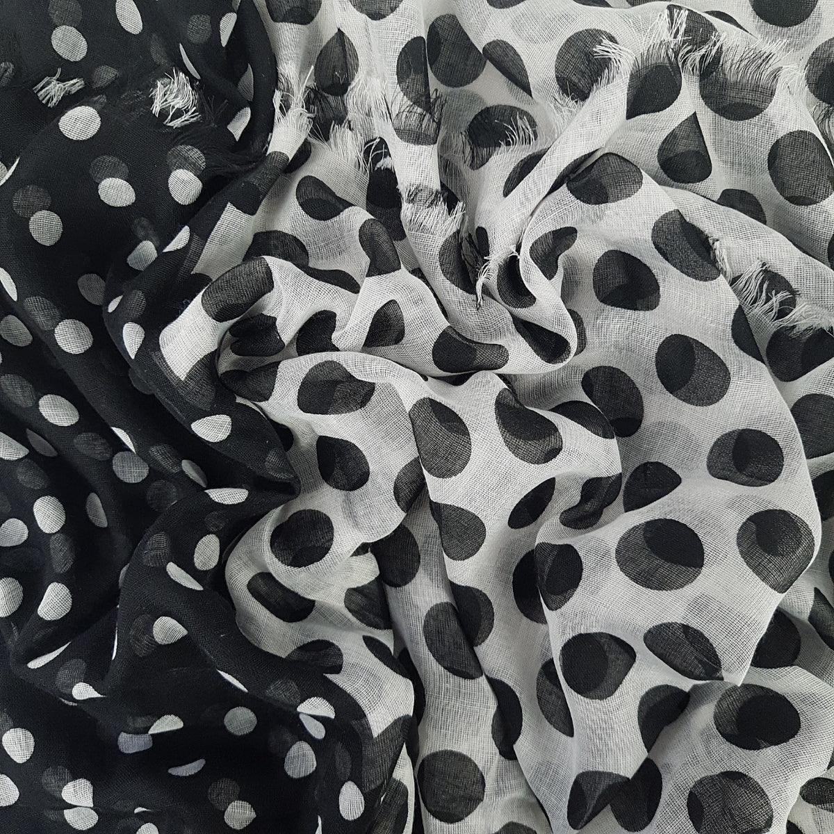 Bufanda Isaac Mizrahi Polka Dot Negro Con Pepas Blancas Icl4921P01