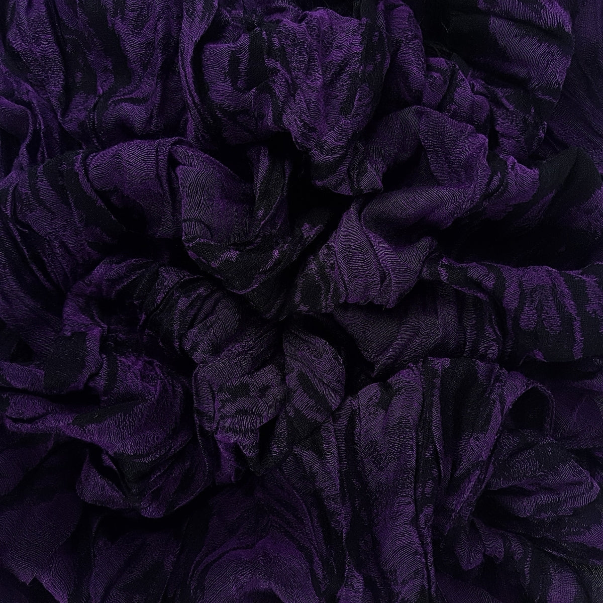 Bufanda Guess Con Diseño Negro Y Morado Fy452
