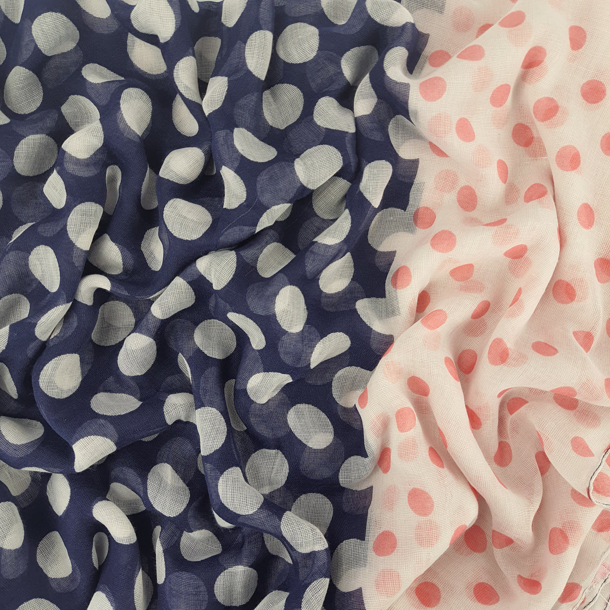 Bufanda Isaac Mizrahi Polka Dot Marfil Y Azul Con Pepas Rosadas Icl4921P09