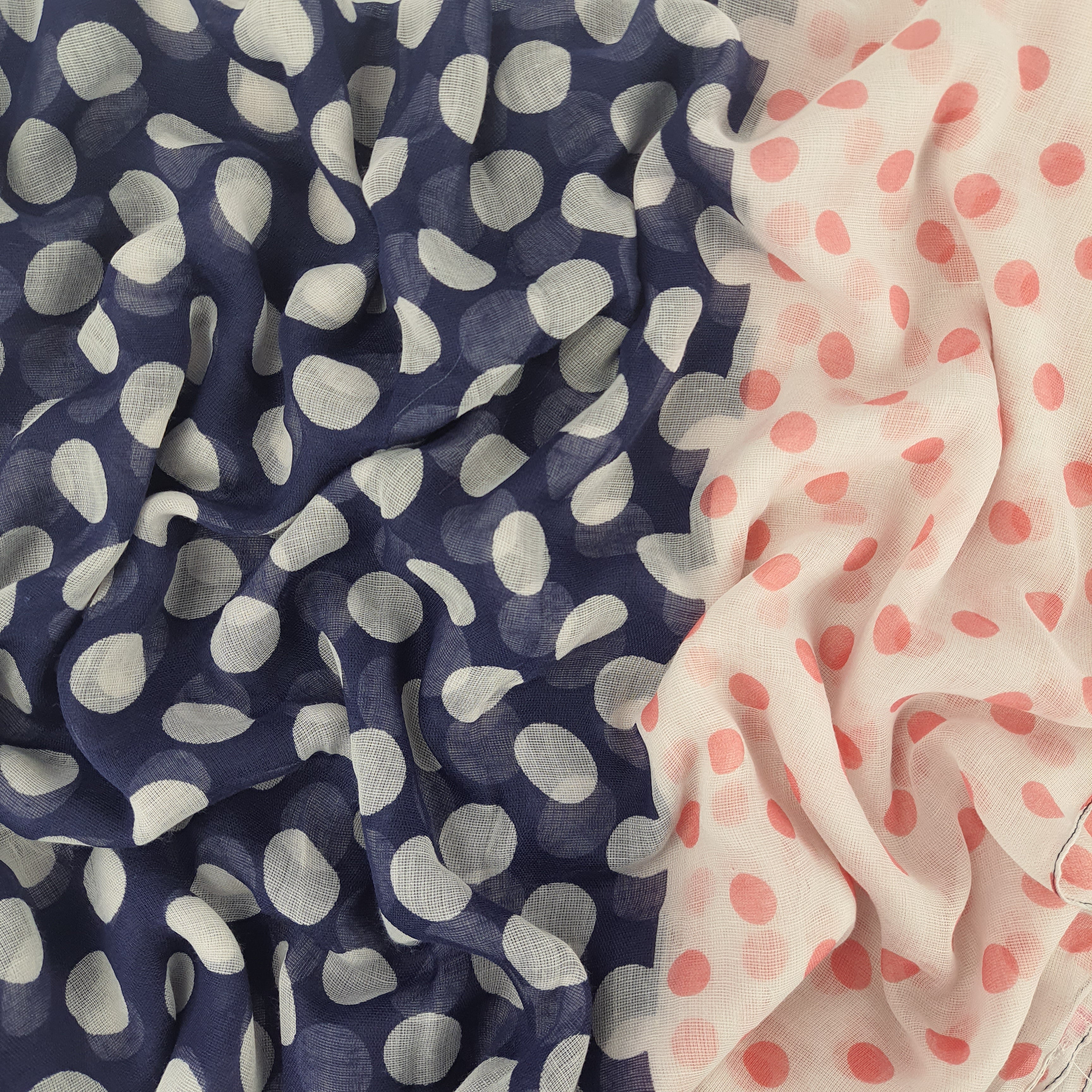 Bufanda Isaac Mizrahi Polka Dot Marfil Y Azul Con Pepas Rosadas Icl4921P09