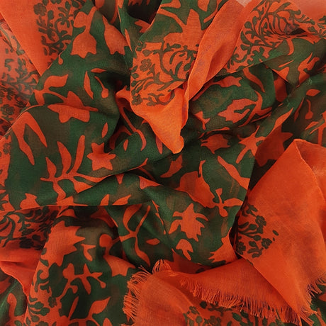 Bufanda Isaac Mizrahi Floral Mix Rojo Con Verde  Icl4920P48