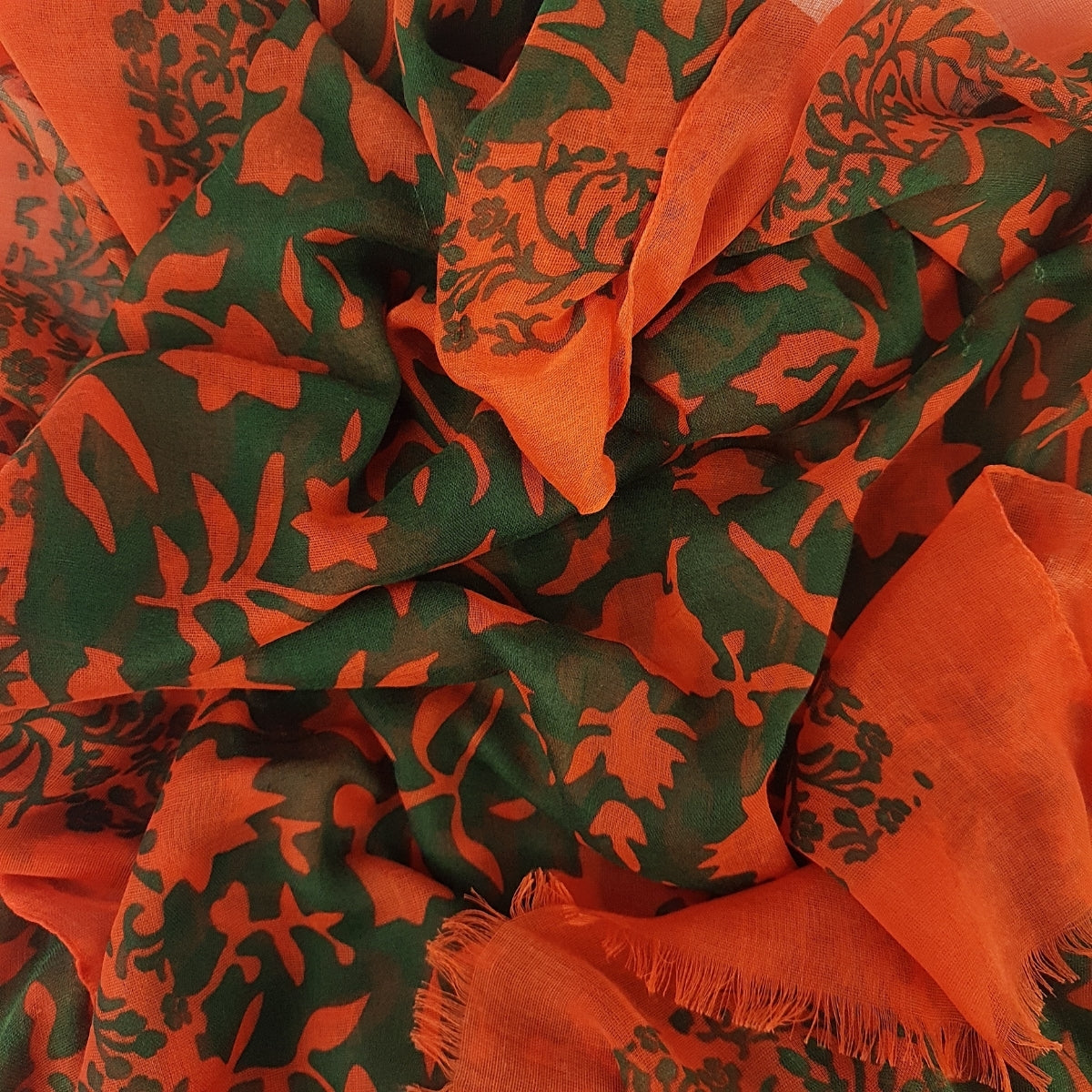 Bufanda Isaac Mizrahi Floral Mix Rojo Con Verde  Icl4920P48