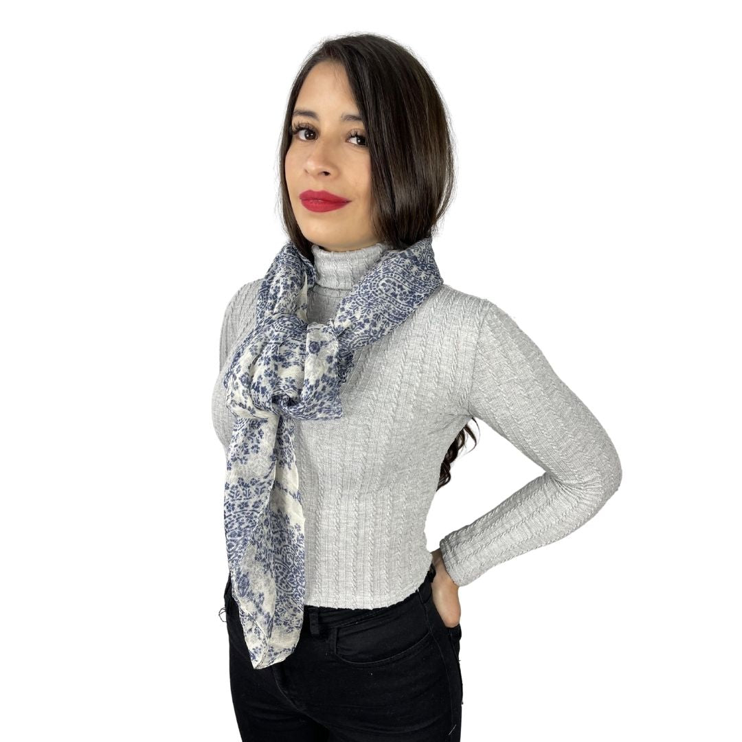 Bufanda Guess Azul Y Blanco Con Diseño  Rn62136